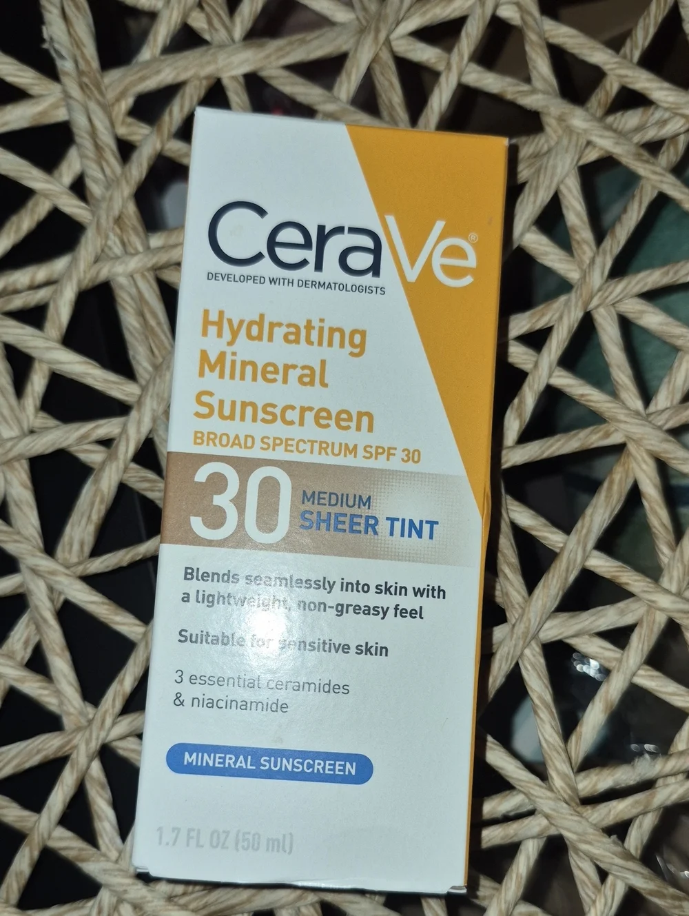 CeraVe Hydrating Mineral Sunscreen SPF 30 — Medium Sheer Tint Nwt